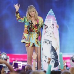 Taylor Swift agradeciendo su galardón de los Teen Choice Awards 2019