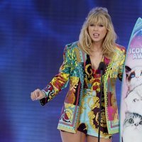 Taylor Swift recogiendo su galardón de los Teen Choice Awards 2019