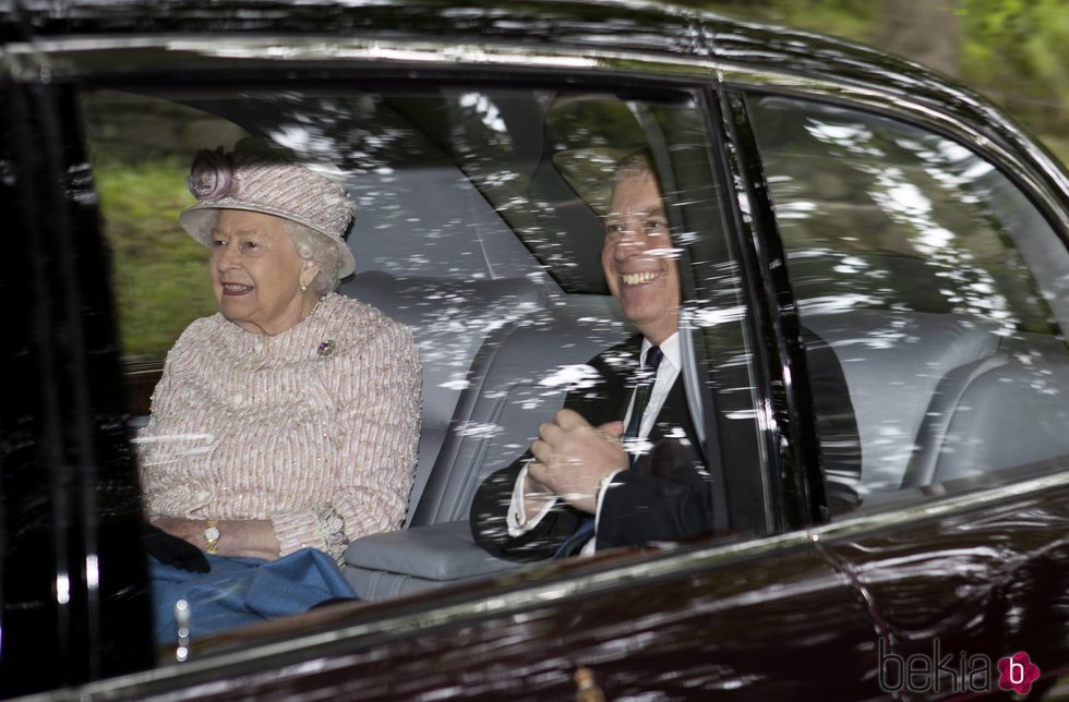 La Reina Isabel y el Duque de York acudiendo en coche a la Iglesia