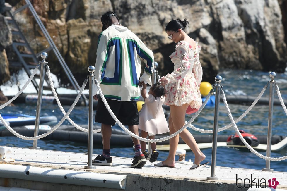 Kylie Jenner y Travis Scott saliendo a dar un paseo junto a su hija Stormi por Antibes, Francia