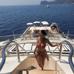 Kylie Jenner en el yate con el que recorrió las costas del mar mediterráneo con motivo de la celebración de su 22 cumpleaños