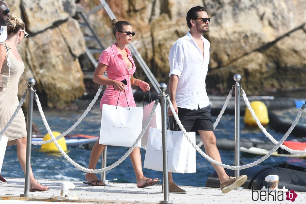 Scott Disick y Sofia Richie regresando al Tranquility después de pasar una tarde de compras en Antibes