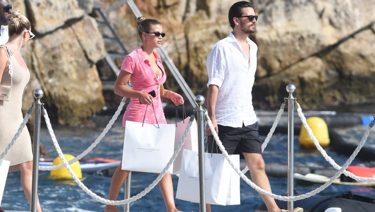 Scott Disick y Sofia Richie regresando al Tranquility después de pasar una tarde de compras en Antibes