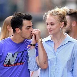 Joe Jonas besando la mano de su mujer, Sophie Turner, por las calles de Nueva York