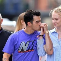 Joe Jonas besando la mano de su mujer, Sophie Turner, por las calles de Nueva York