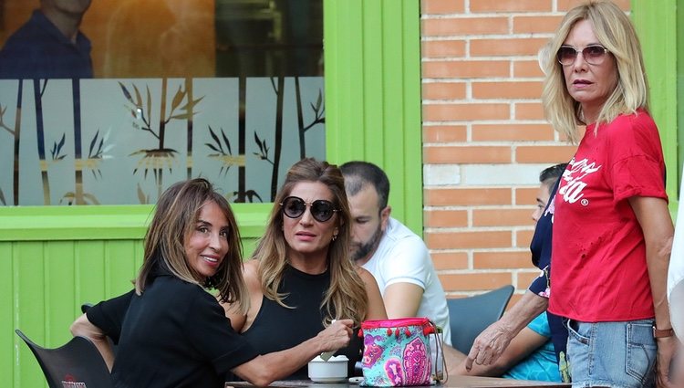 María Patiño, en un bar con Belén Rodríguez y Raquel Bollo