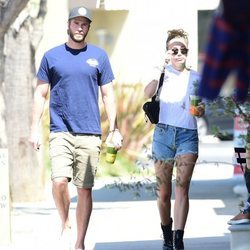 Liam Hemsworth y Miley Cyrus paseando