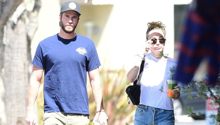Liam Hemsworth y Miley Cyrus paseando