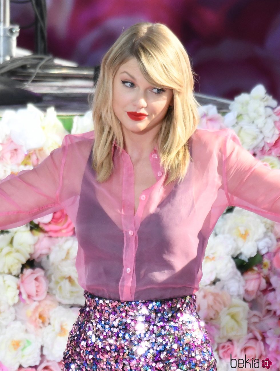 Taylor Swift haciendo un gesto gracioso en un concierto en Nueva York