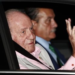 El Rey Juan Carlos saluda a la prensa al entrar al hospital para operarse del corazón