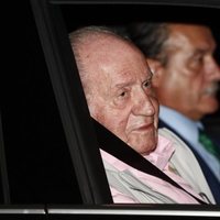 El Rey Juan Carlos saluda a la prensa al entrar al hospital para operarse del corazón
