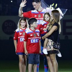 Fernando Torres con sus tres hijos y su mujer, Olalla Domínguez, en su último partido