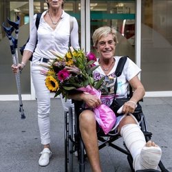 Chelo García Cortés saliendo del hospital con su mujer Marta