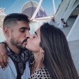 Fabio Colloricchio y Violeta Mangriñán se besan enamorados