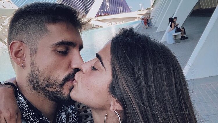 Fabio Colloricchio y Violeta Mangriñán se besan enamorados