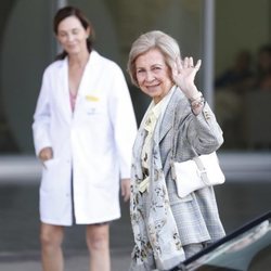 La Reina Sofía yendo a visitar al Rey Juan Carlos tras su operación de corazón