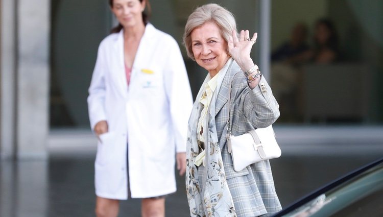 La Reina Sofía yendo a visitar al Rey Juan Carlos tras su operación de corazón