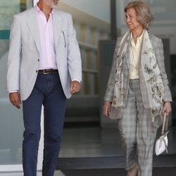 El Rey Felipe VI y la Reina Sofía salen del hospital para hablar del Rey Juan Carlos