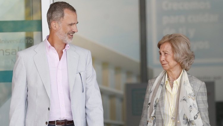 El Rey Felipe VI y la Reina Sofía salen del hospital para hablar del Rey Juan Carlos