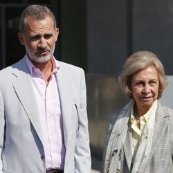 El Rey Felipe VI y la Reina Sofía atienden a la prensa para informar del estado del Rey Juan Carlos