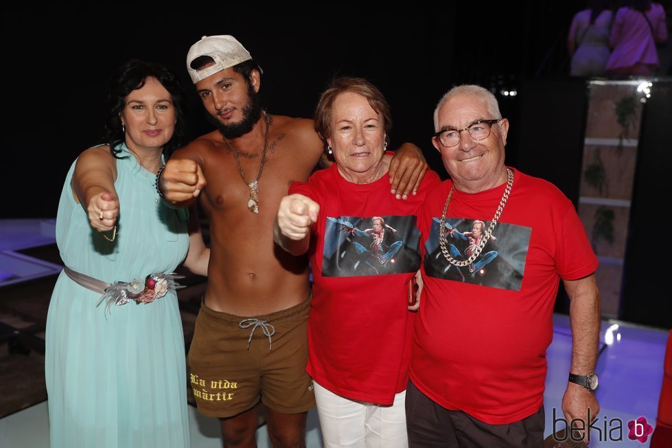 Omar Montes con su madre y sus abuelos en la final de 'Supervivientes 2019'