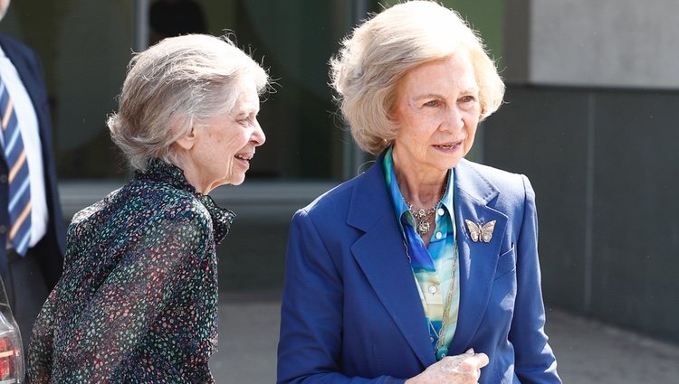 La Reina Sofía y su hermana, Irene de Grecia, llegan a visitar al Rey Juan Carlos