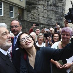 Plácido Domingo haciéndose una foto con una seguidora en el festival de Salzburgo