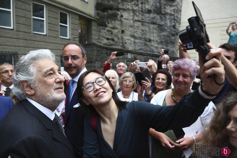 Plácido Domingo haciéndose una foto con una seguidora en el festival de Salzburgo
