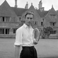 El Príncipe Guillermo de Gloucester en los jardines de su casa de Peterborough