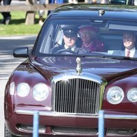 Los Duques de Cambridge y la Reina Isabel acudiendo a la misa de Balmoral
