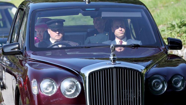 Kate Middleton y el Príncipe Guillermo llegando a Balmoral junto a la Reina Isabel