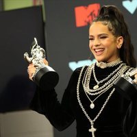 Rosalía en la alfombra roja posterior a los MTV MVAs 2019 tras ganar dos premios