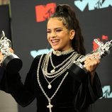 Rosalía en la alfombra roja posterior a los MTV MVAs 2019 tras ganar dos premios