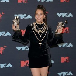 Rosalía posando con los dos galardones tras los MTV MVAs 2019