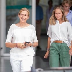 La Infanta Cristina e Irene Urdangarin después de su visita hospitalaria al Rey Juan Carlos