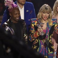 Taylor Swfit recogiendo el premio a 'Mejor vídeo' en los MTV VMAs 2019