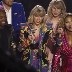 Taylor Swfit recogiendo el premio a 'Mejor vídeo' en los MTV VMAs 2019