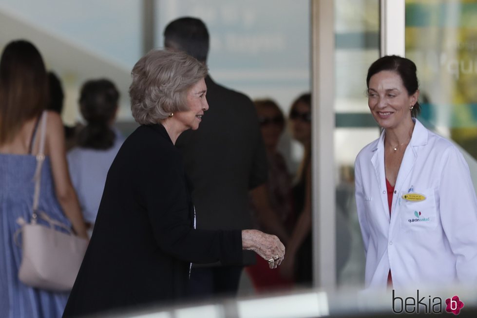 La Reina Sofía, muy sonriente en su visita al Rey Juan Carlos en el hospital