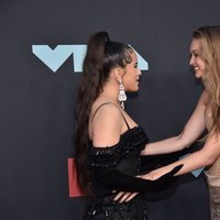 Rosalía y Gigi Hadid en los MTV VMAs 2019