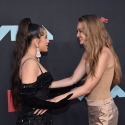 Rosalía y Gigi Hadid en los MTV VMAs 2019