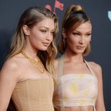 Las hermanas Gigi y Bella Hadid en los MTV VMAs 2019