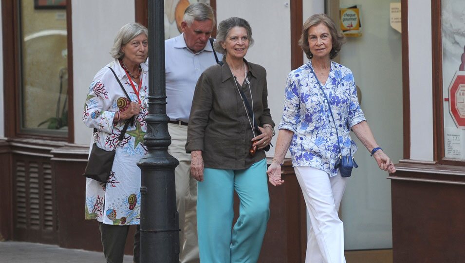 La Reina Sofía paseando por Mallorca con la Princesa Irene, Tatiana Radziwill y su marido
