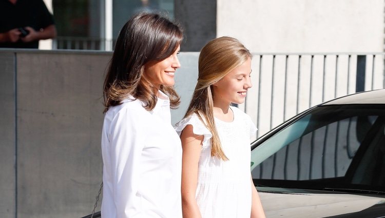 La Reina Letizia y la Infanta Sofía en el hospital para ver al Rey Juan Carlos