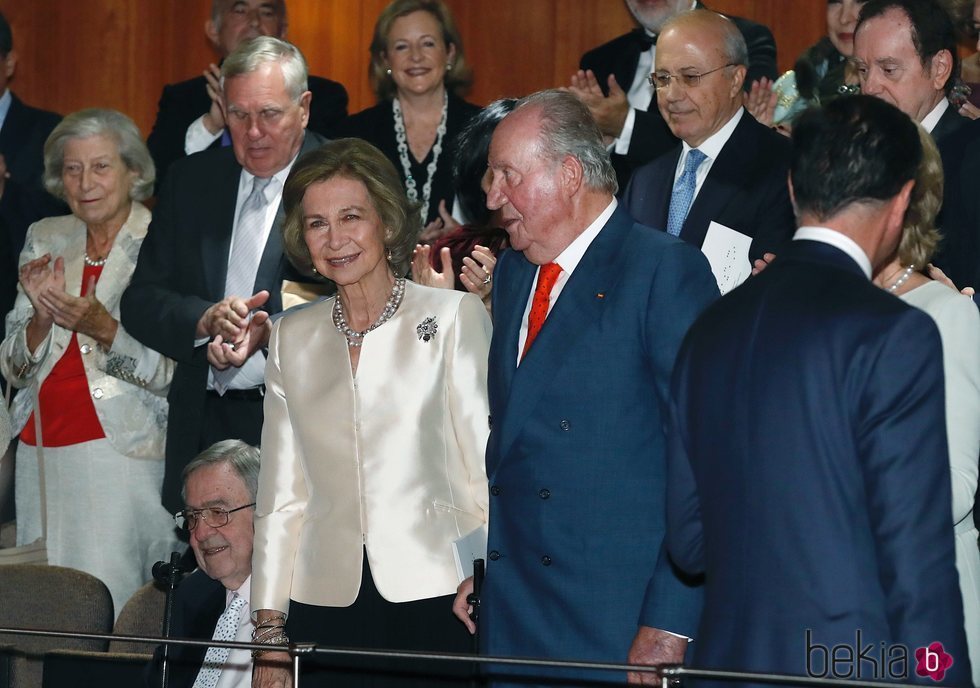 Tatiana Radziwill y su marido junto a los Reyes Juan Carlos y Sofía