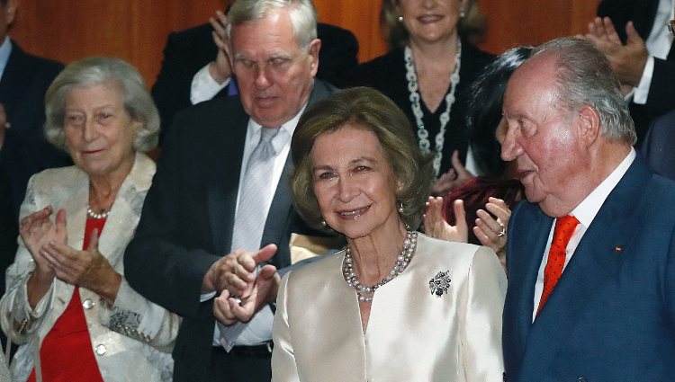 Tatiana Radziwill y su marido junto a los Reyes Juan Carlos y Sofía