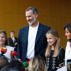 Los Reyes Felipe y Letizia, la Princesa Leonor y la Infanta Sofía ante la prensa tras su visita al Rey Juan Carlos en el hospital