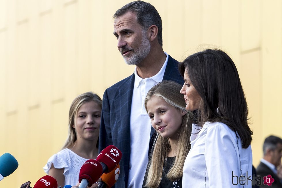 Los Reyes Felipe y Letizia y sus hijas cuentan cómo está el Rey Juan Carlos tras su operación de corazón
