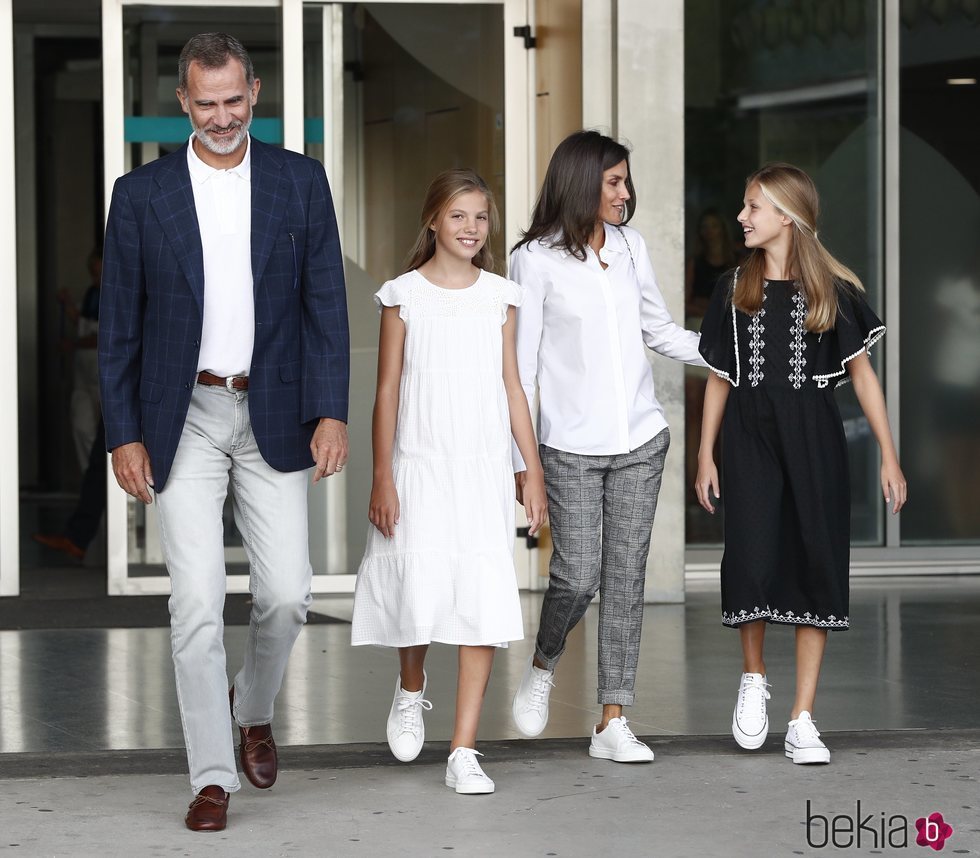 Los Reyes Felipe y Letizia, la Princesa Leonor y la Infanta Sofía tras visitar al Rey Juan Carlos en el hospital