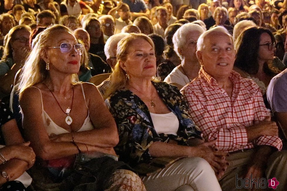 Rosa Benito, Gloria Mohedano y José Antonio Rodríguez en la Semana Cultura del Rocío Jurado 2019