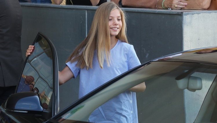 La Infanta Sofía saliendo del asiento del copiloto en su visita al Rey Juan Carlos en el hospital